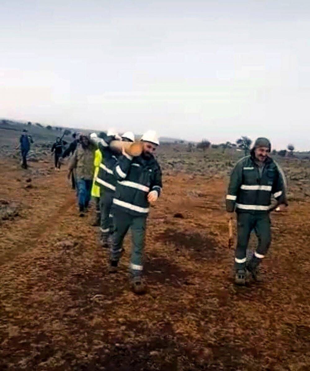200 kiloluk elektrik direğini sırtlarında taşıyarak arızayı giderdi