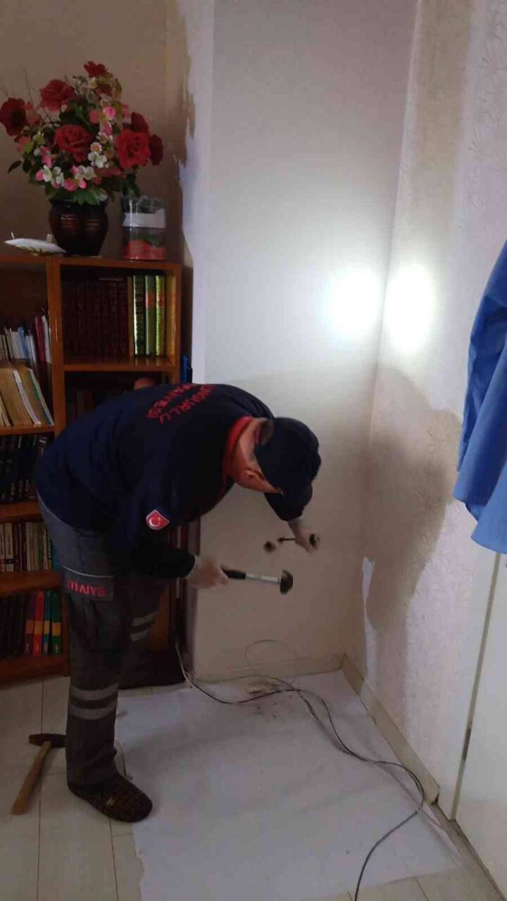 Baca deliğine sıkışan güvercini itfaiye kurtardı