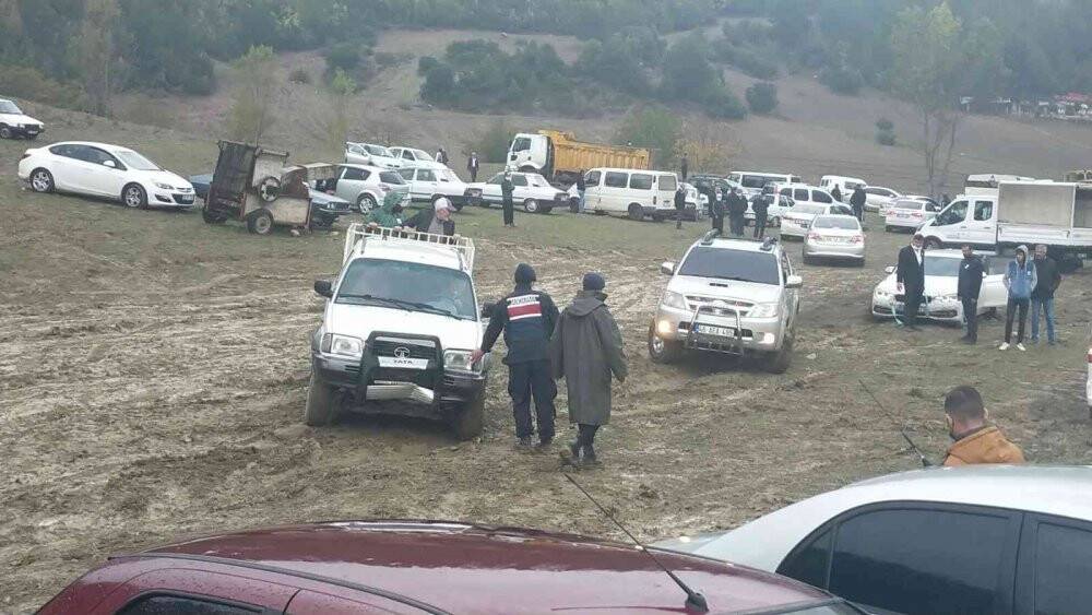 Çamura saplanan araçları kurtarma seferberliği