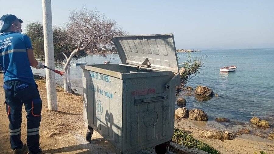 Didim’de karasineklere karşı ilaçlama çalışmaları gerçekleştiriliyor
