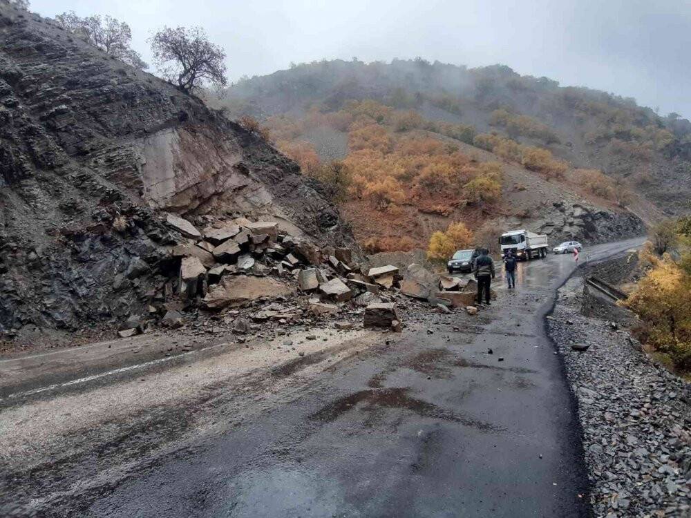 Düşen dev kaya parçaları yolu ulaşıma kapattı