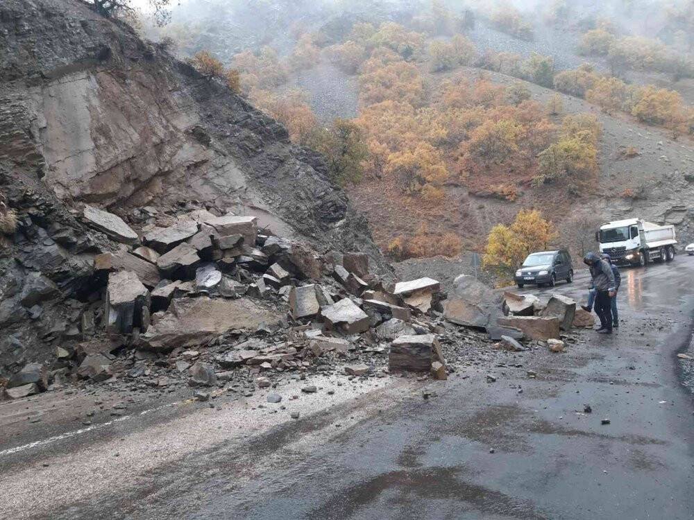 Düşen dev kaya parçaları yolu ulaşıma kapattı