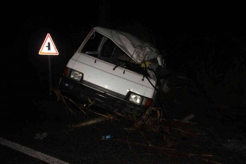 Konya'da kaza! Minibüs sazlıkların içine devrildi