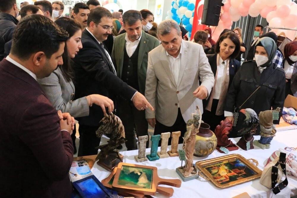 Önce okuma yazmayı öğrendiler sonra meslek sahibi oldular