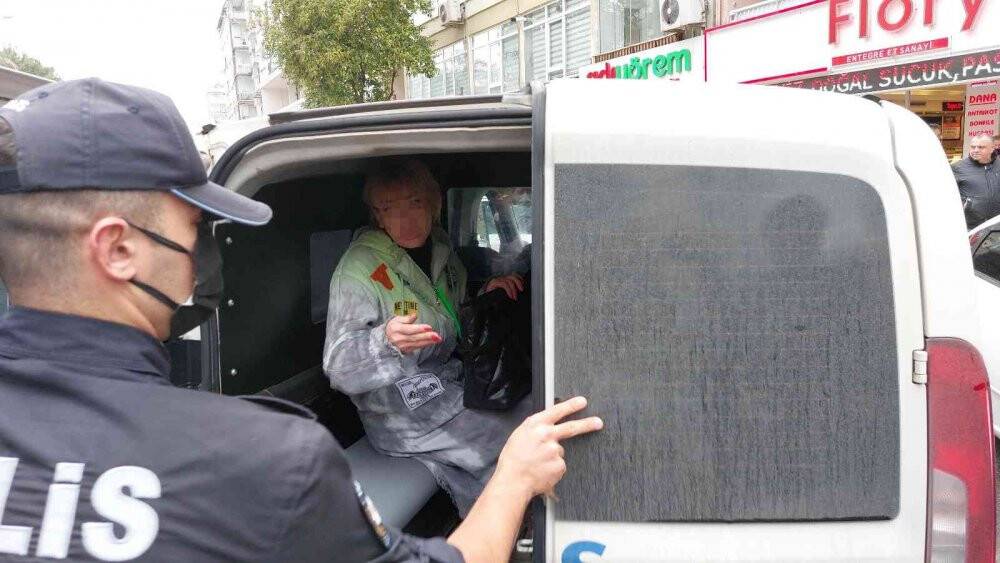 Polis bıçakla rehin alınan karı-kocayı saldırganın bileğini ısırarak kurtardı