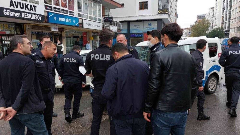 Polis bıçakla rehin alınan karı-kocayı saldırganın bileğini ısırarak kurtardı