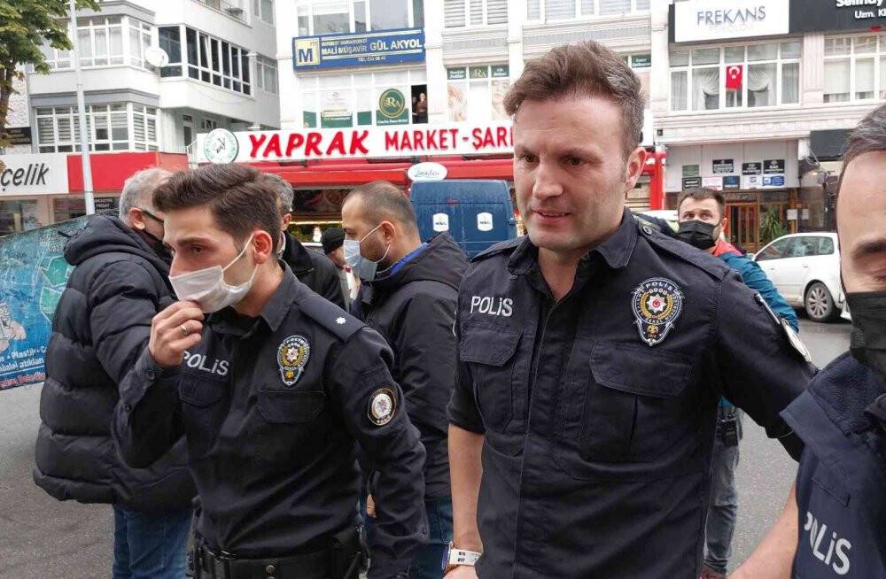 Polis bıçakla rehin alınan karı-kocayı saldırganın bileğini ısırarak kurtardı