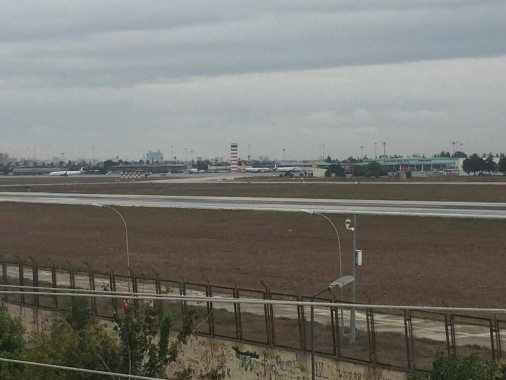 Polisten kaçan göçmenler Adana Havalimanı’na girdi