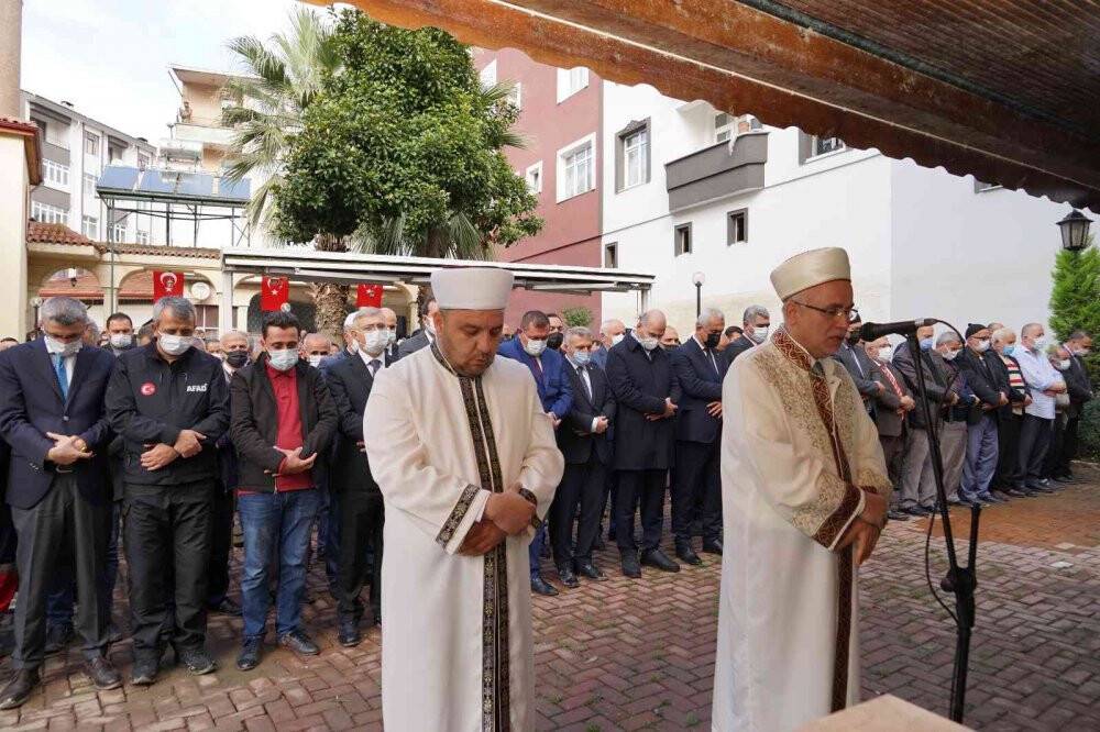 Bakan Soylu, selde kaybolanlar için kılınan gıyabi cenaze namazı namazına katıldı
