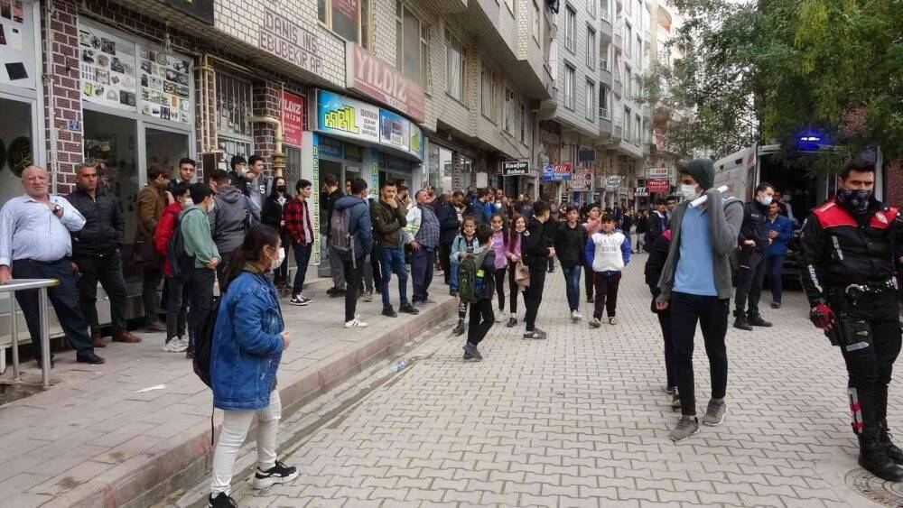 Çocuğunu göremediği için intihar etmek isteyen anneyi polis vazgeçirdi
