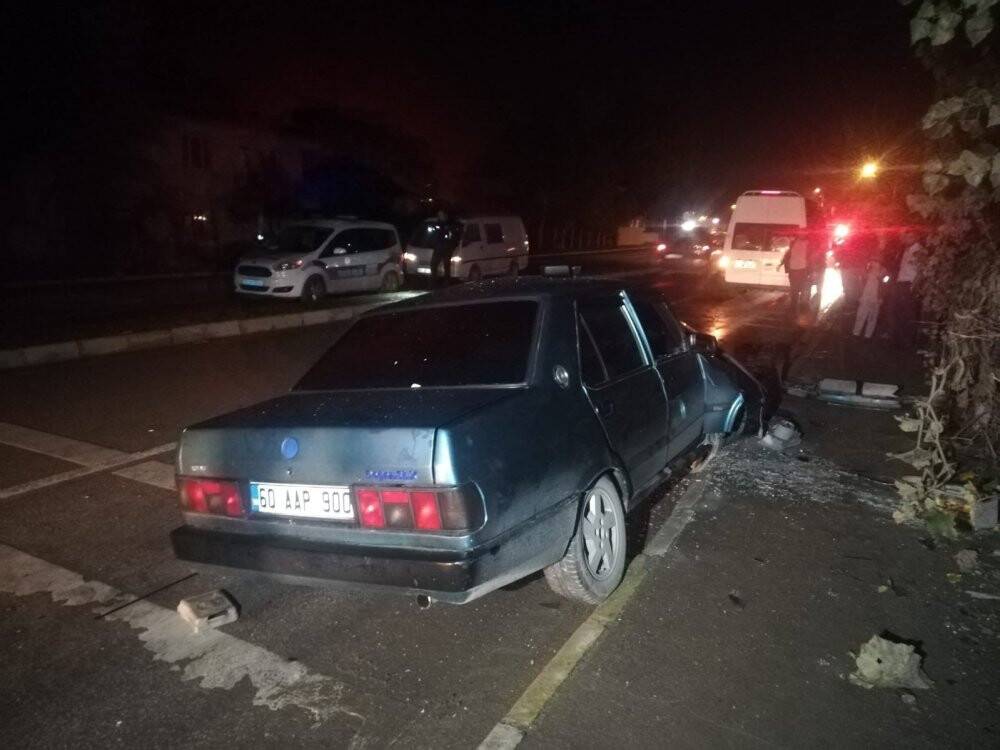 Hurdaya dönen otomobilden 2 kişi yaralı olarak kurtuldu