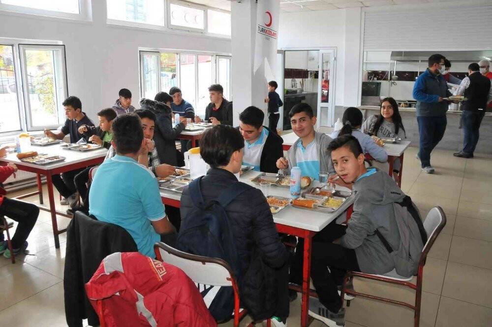 İlçe protokolü aşevinde öğrencilerle birlikte yemek yedi