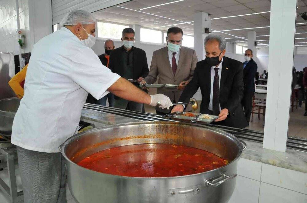 İlçe protokolü aşevinde öğrencilerle birlikte yemek yedi
