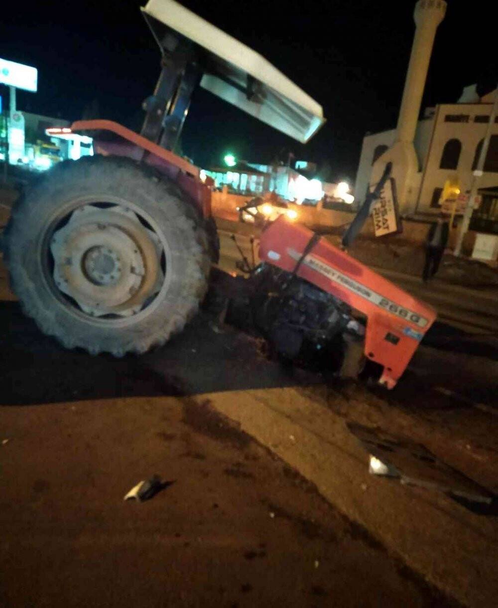 Kaza yapan traktör ikiye bölündü