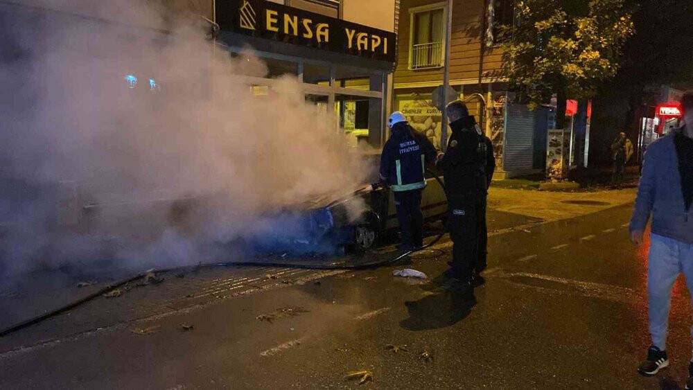 Park hâlindeki araç alevlere teslim oldu
