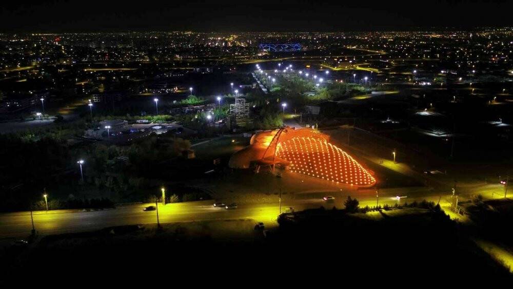 Tropikal Kelebek Bahçesi turuncu ışıklarla aydınlatıldı