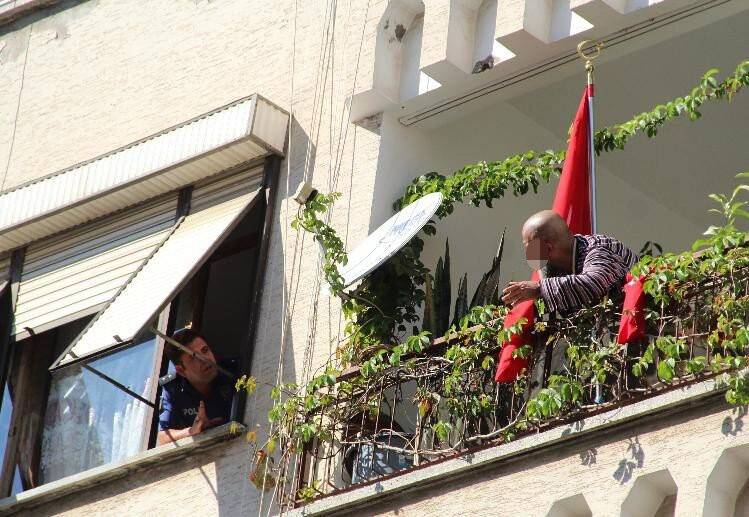 Antalya’da balkondaki ilmekli eylemi polis önledi