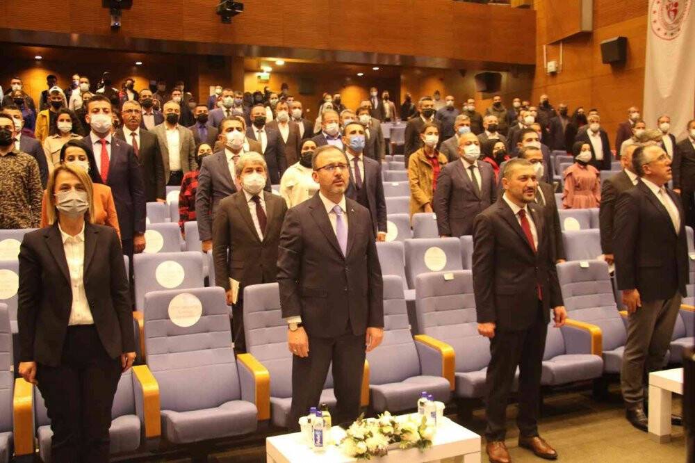 Bakan Kasapoğlu: Harcanan her bir kuruşu gençlerimiz için harcıyoruz