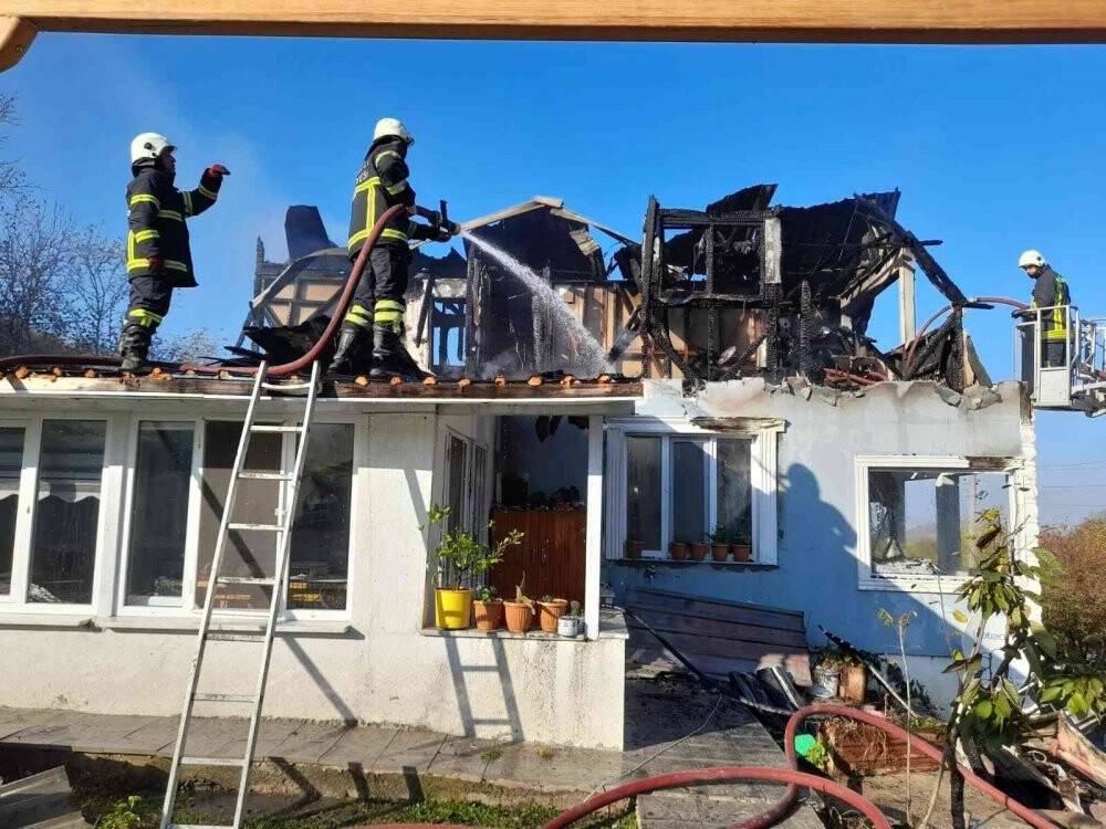 Evin çatısında çıkan yangın söndürüldü