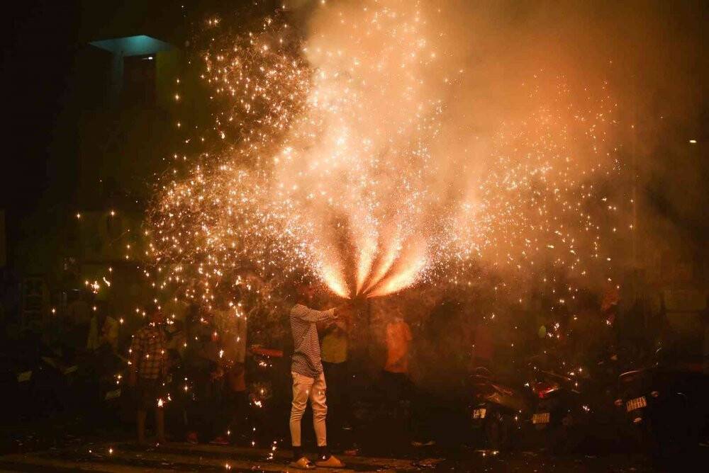 Hindular tarafından kutlanan Diwali Işık Festivali renkli görüntülere sahne oldu