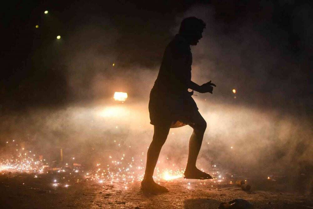 Hindular tarafından kutlanan Diwali Işık Festivali renkli görüntülere sahne oldu