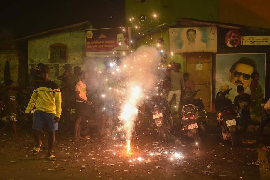 Hindular tarafından kutlanan Diwali Işık Festivali renkli görüntülere sahne oldu