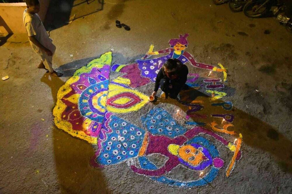 Hindular tarafından kutlanan Diwali Işık Festivali renkli görüntülere sahne oldu