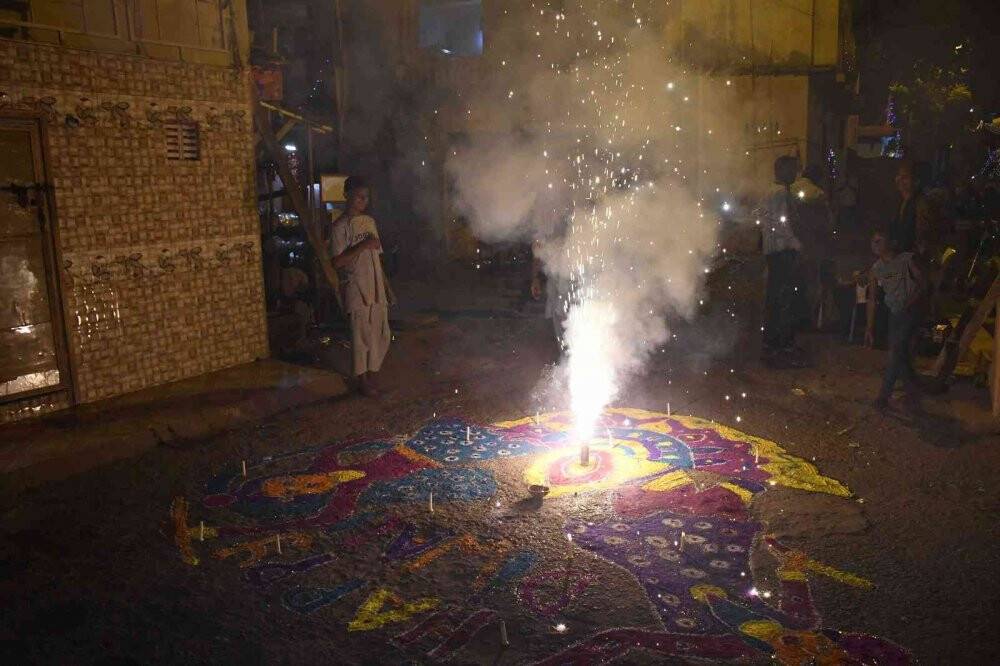 Hindular tarafından kutlanan Diwali Işık Festivali renkli görüntülere sahne oldu