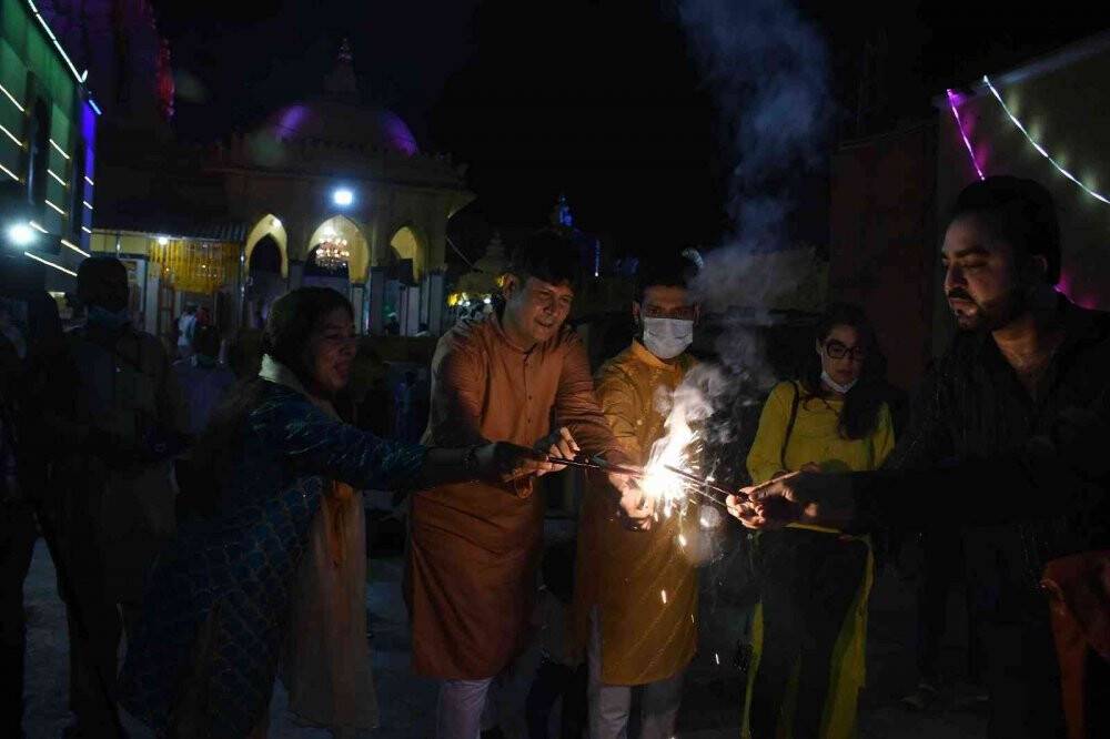 Hindular tarafından kutlanan Diwali Işık Festivali renkli görüntülere sahne oldu