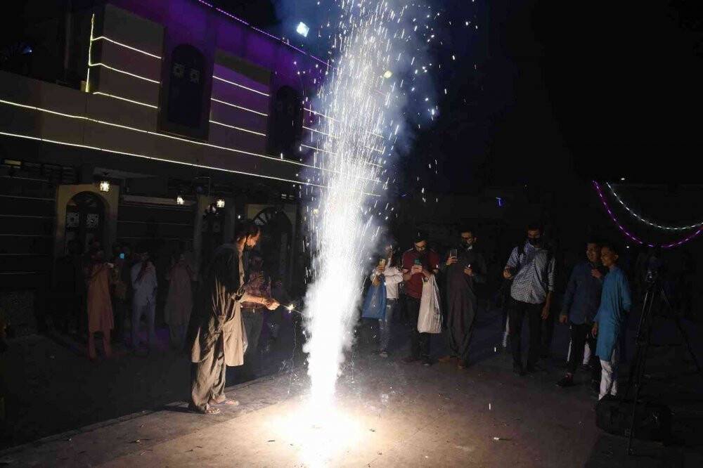 Hindular tarafından kutlanan Diwali Işık Festivali renkli görüntülere sahne oldu