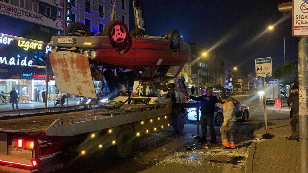 Kaza yapan otomobil ters döndü: 4 yaralı