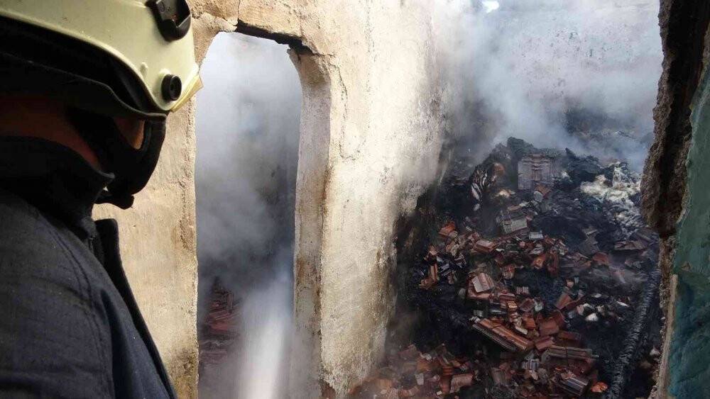 Yabancı uyruklu şahısların kullandığı metruk gecekondu alev alev yandı