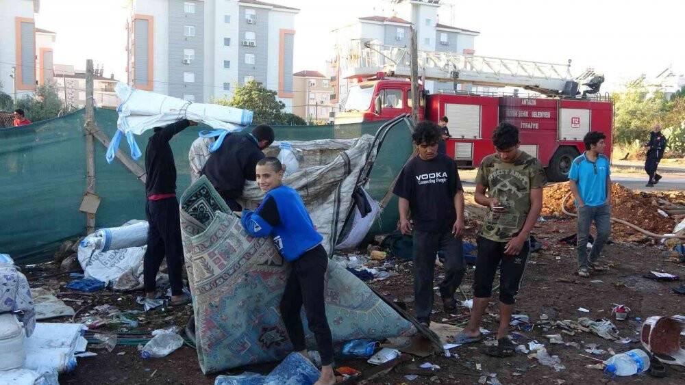 Yabancı uyruklu şahısların kullandığı metruk gecekondu alev alev yandı