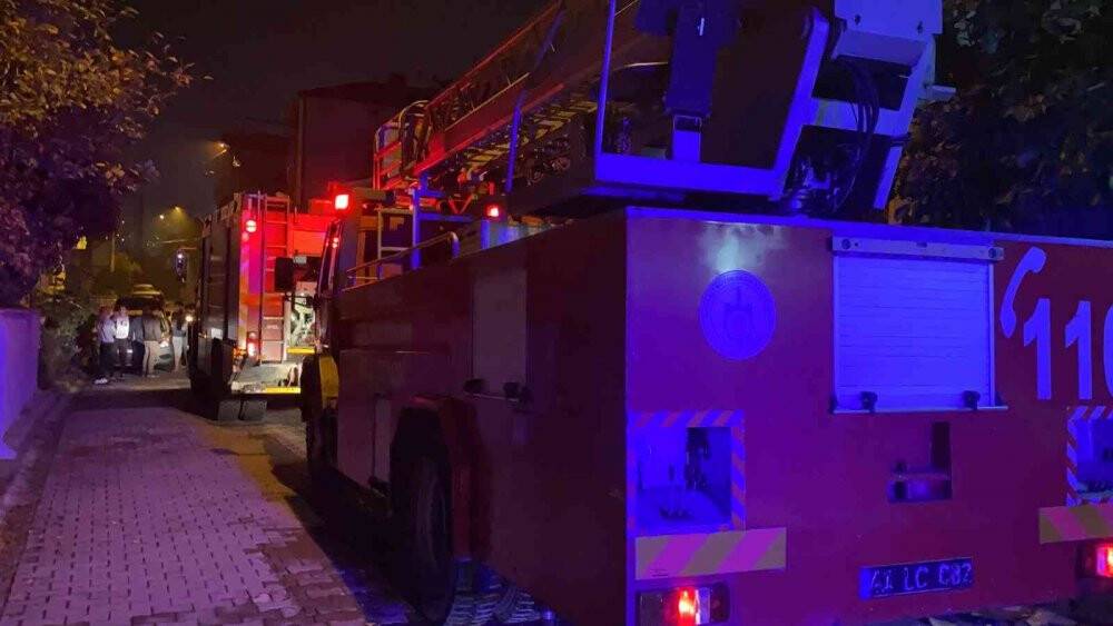 Yere düşen mum odayı yaktı, 1 kişi dumandan etkilendi