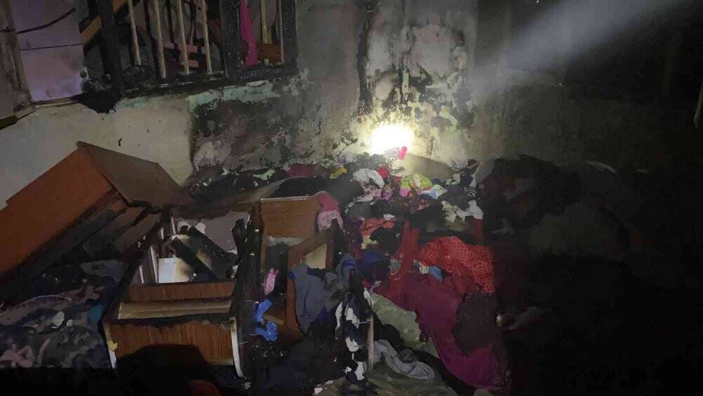 Yere düşen mum odayı yaktı, 1 kişi dumandan etkilendi
