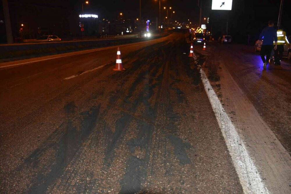 Yola dökülen gübre yüzünden 8 araç birbirine girdi: 2 yaralı
