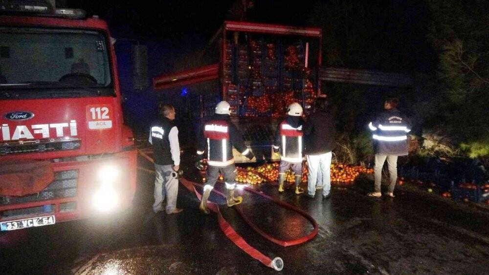 Kamyon seyir halindeyken yandı, sürücü ve arkadaşı son anda kurtuldu