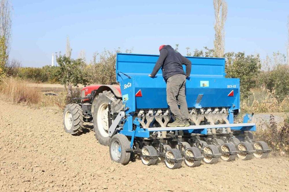 Konya Büyükşehir’den sarımsak yetiştiricisine makine desteği