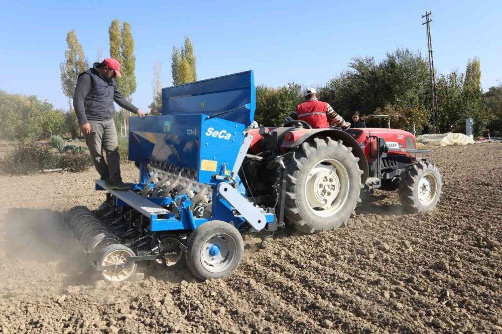 Konya Büyükşehir’den sarımsak yetiştiricisine makine desteği
