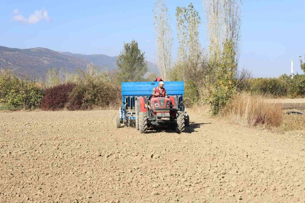 Konya Büyükşehir’den sarımsak yetiştiricisine makine desteği