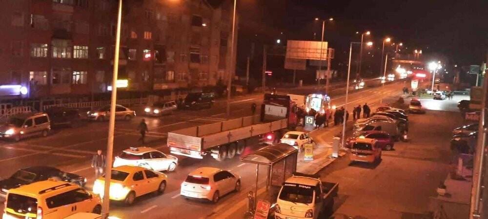 Motosiklet kamyonete çarptı: 1 yaralı