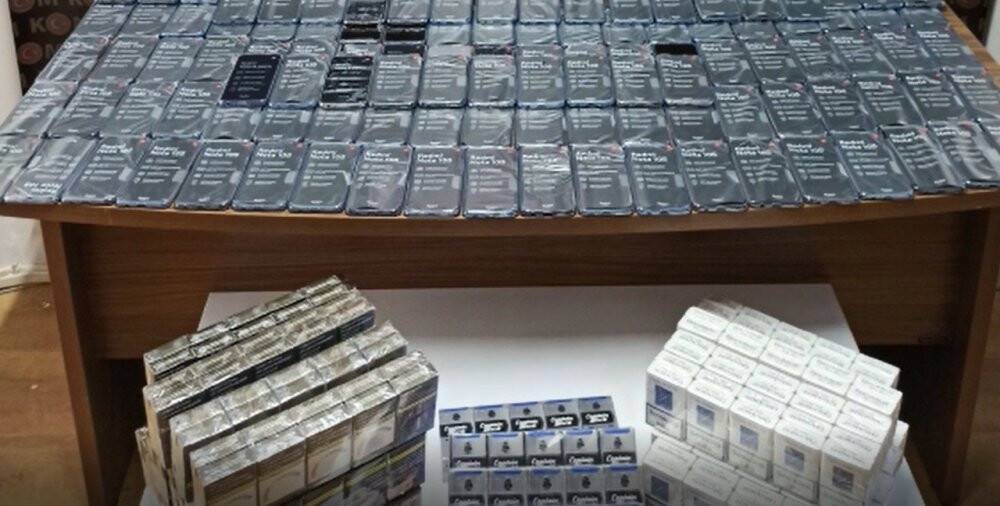 Tır’da kaçak telefon ve sigara ele geçirildi