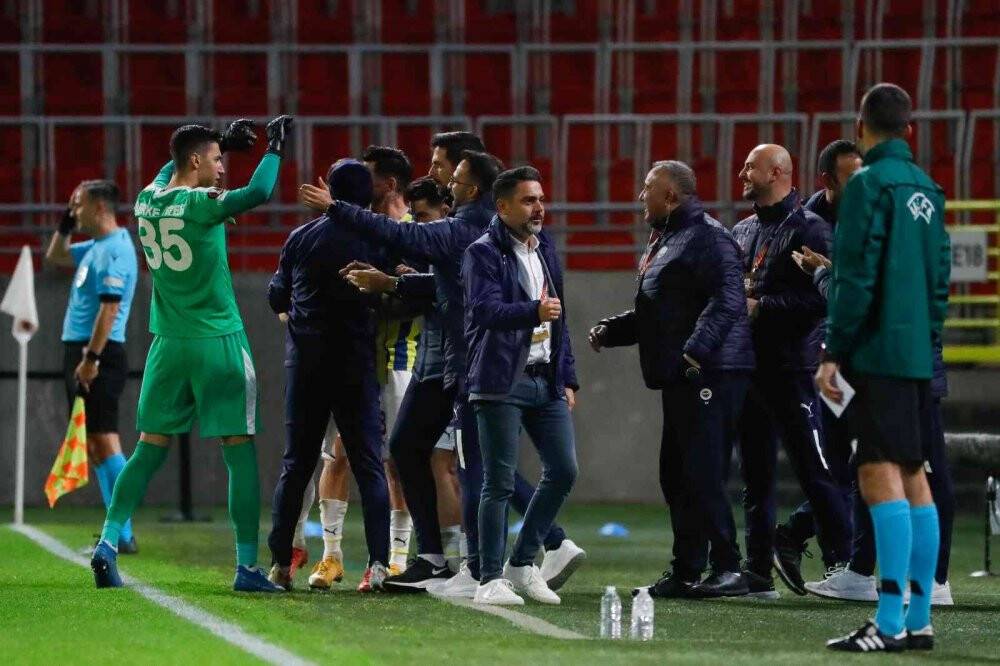UEFA Avrupa Ligi: Royal Antwerp: 0 - Fenerbahçe: 3 (Maç sonucu)
