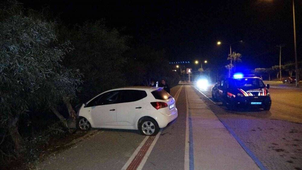 Virajı alamayan otomobil ağaca çarptı: 2 yaralı