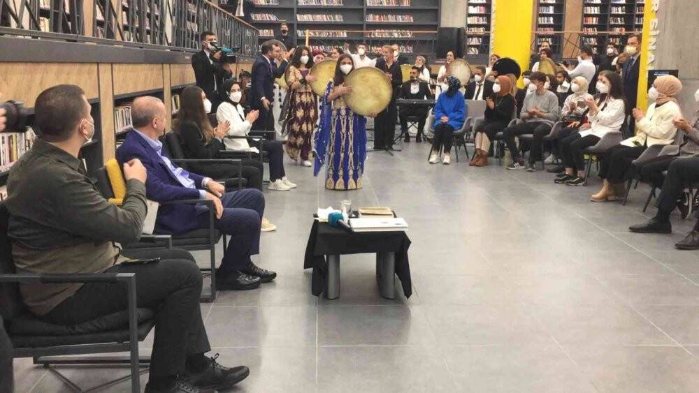 Cumhurbaşkanı Erdoğan, Batman’da gençlerle birlikte Kürtçe şarkılar söyledi