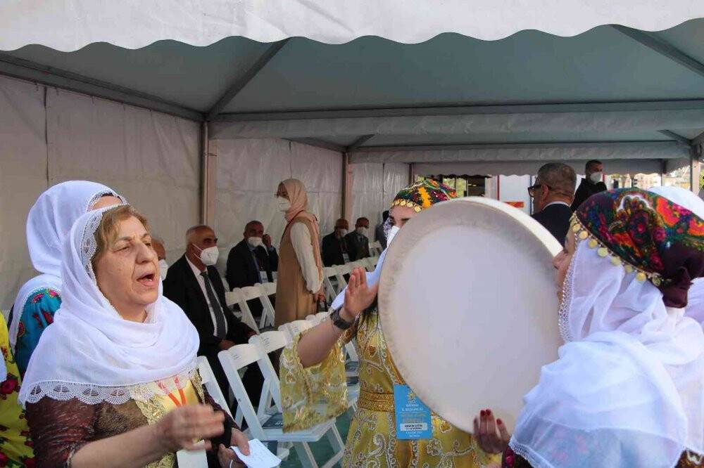 Cumhurbaşkanı Erdoğan, yöresel kıyafetli Batmanlı kadınların Kürtçe şarkılarıyla karşılandı