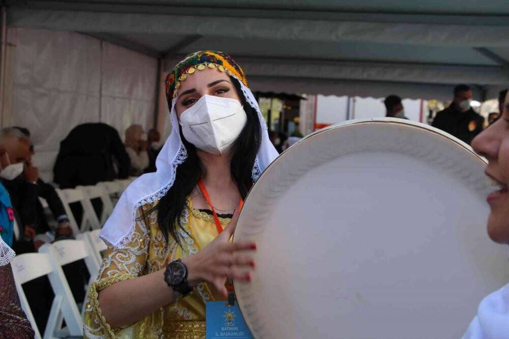 Cumhurbaşkanı Erdoğan, yöresel kıyafetli Batmanlı kadınların Kürtçe şarkılarıyla karşılandı