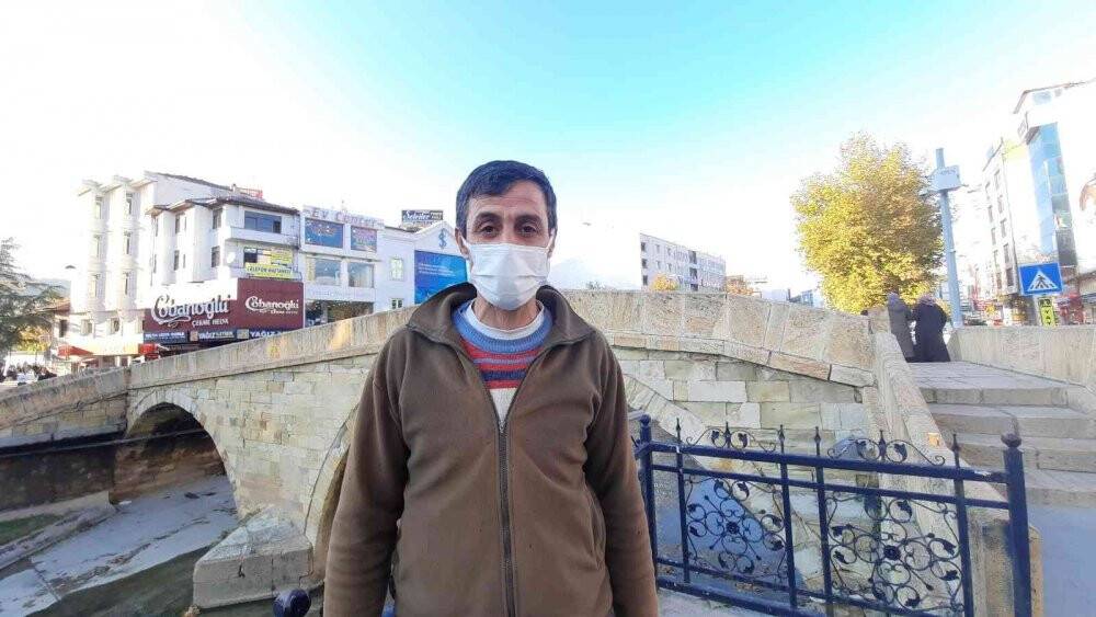 Güvercini kedilerden kurtarmak isterken derede mahsur kaldı