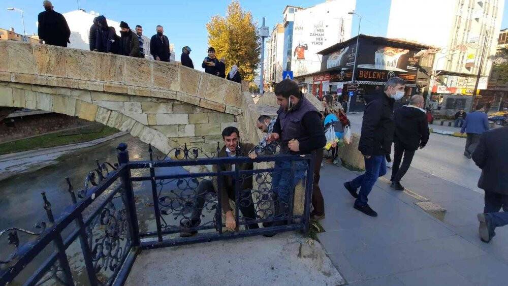 Güvercini kedilerden kurtarmak isterken derede mahsur kaldı