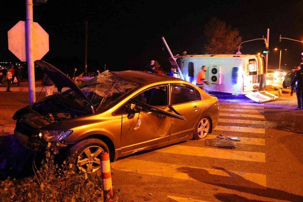 Hasta taşıyan ambulans otomobille çarpıştı: 5 yaralı
